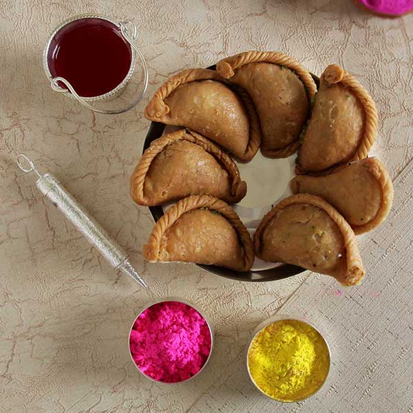 p-gujiya-with-colors-and-silver-plated-thali-hamper-26421-m